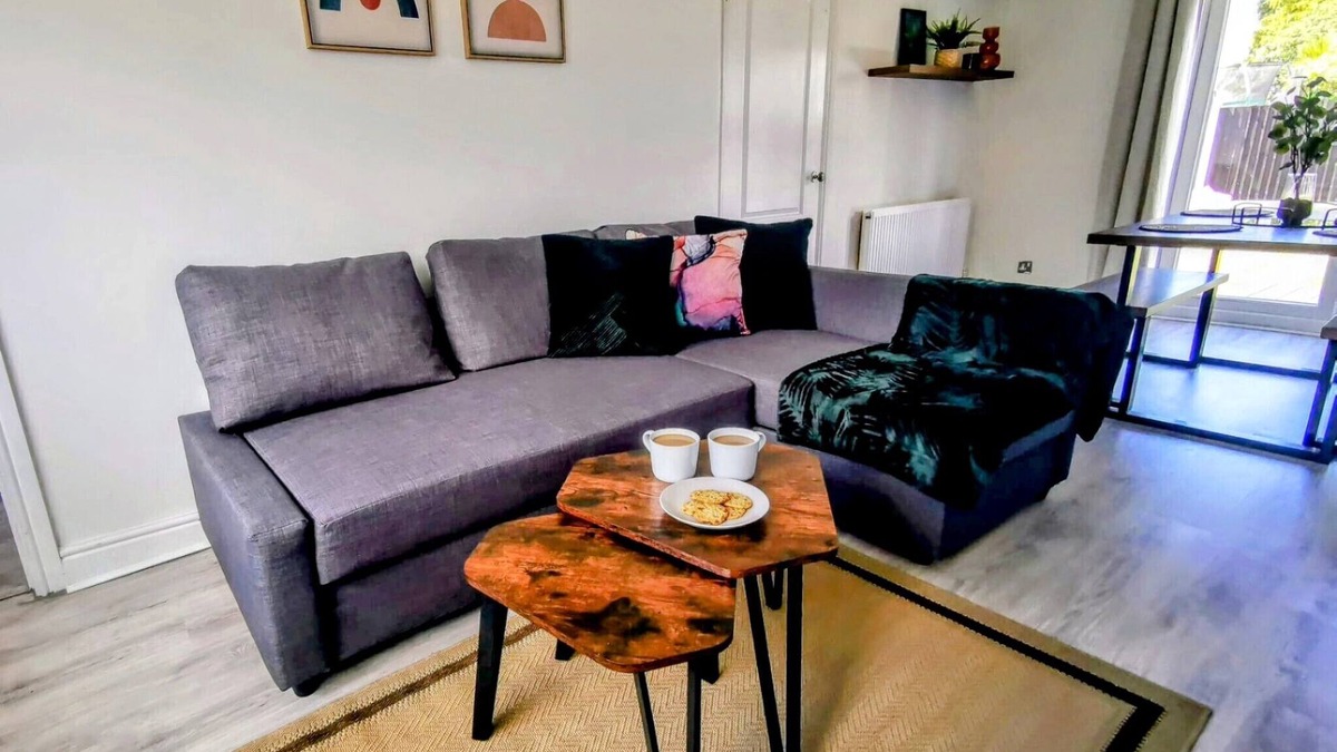 Huyton House | Bright, Spacious 3 Bed Home with Parking & WiFi
