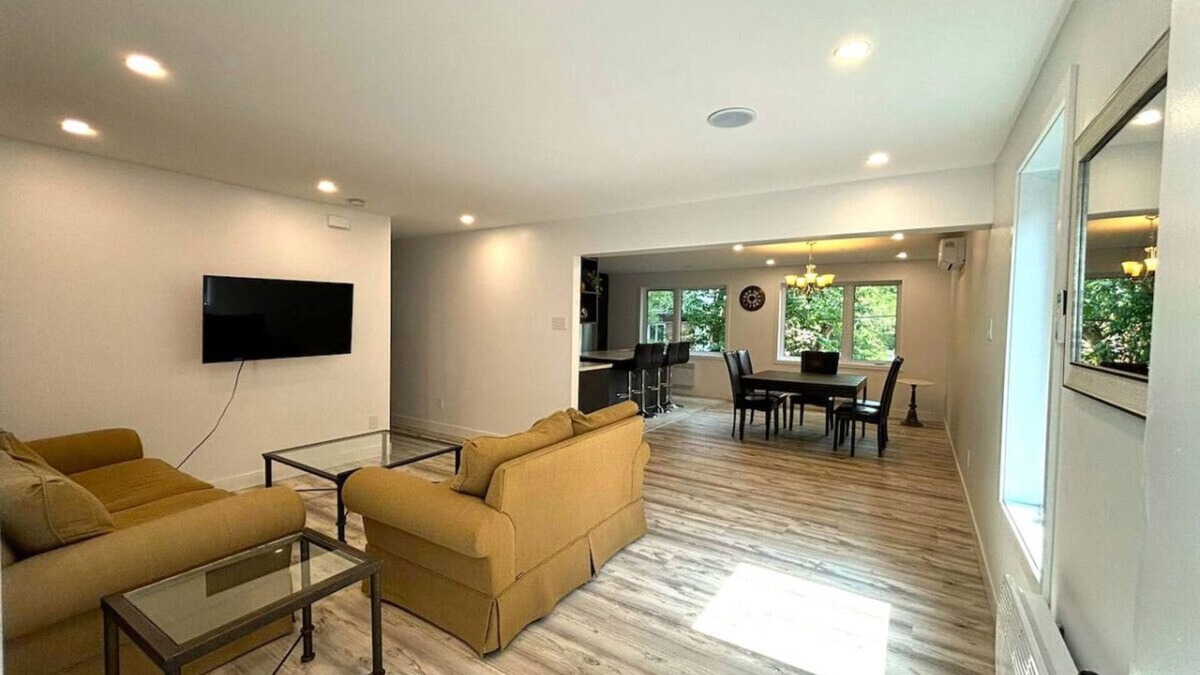 Cote-Des-Neiges—Notre-Dame-De-Grace Apartment | Bright & Spacious 3-Bedroom Retreat in Côte-des-Neiges | Comfort & Convenience in Montreal