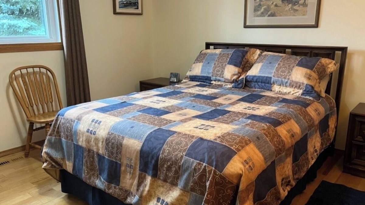 Cochrane House | Bright, spacious 4 bedroom home.