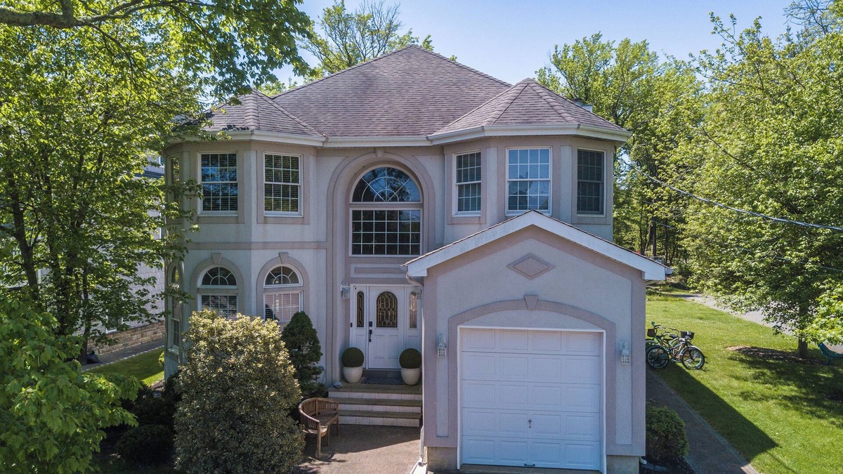 Avon House | Bright, Spacious 5-bdrm Bay Head Shore Home - super close to beach, lake & town