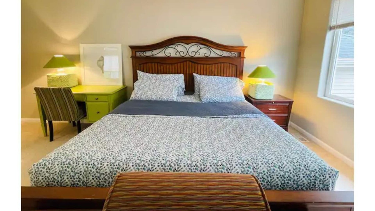 Maltby House | Bright, Spacious and Convenient With AC