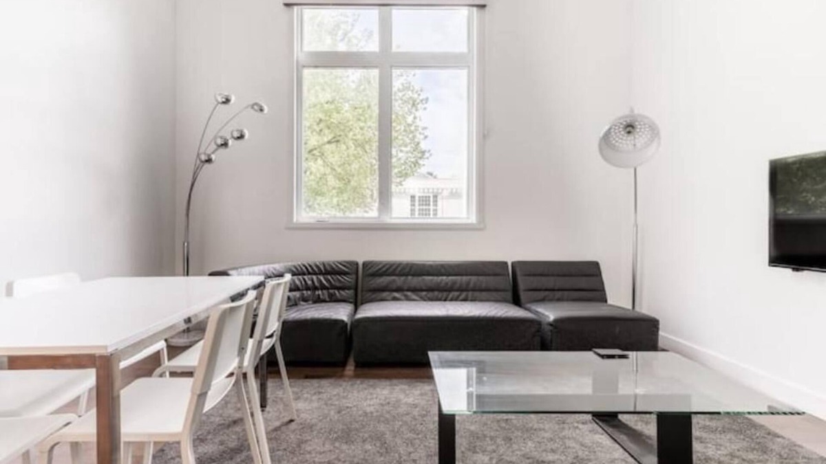 Downtown Montreal Apartment | Bright Spacious Apt Downtown MTL