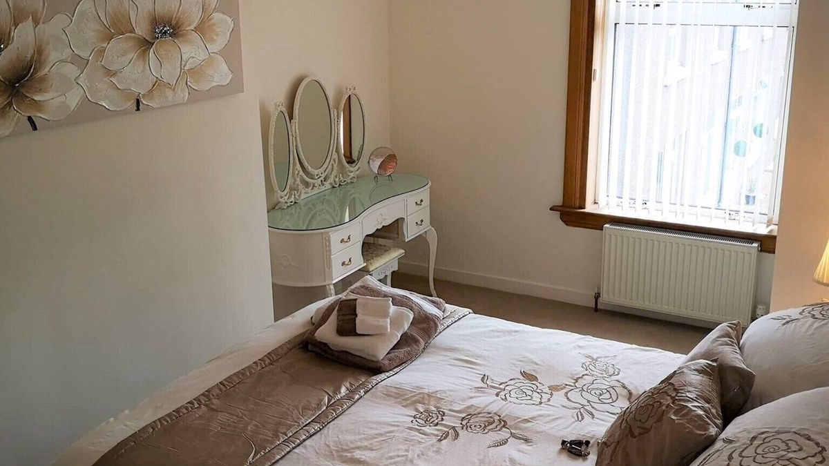 Auchengray House | Bright, spacious centrally-located 3-bedroomed house with ample free parking.