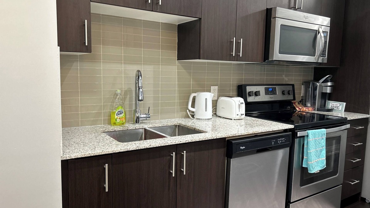 Markham Apartment | Bright Spacious Clean Condo Apartment in Markham- Walk to everything!