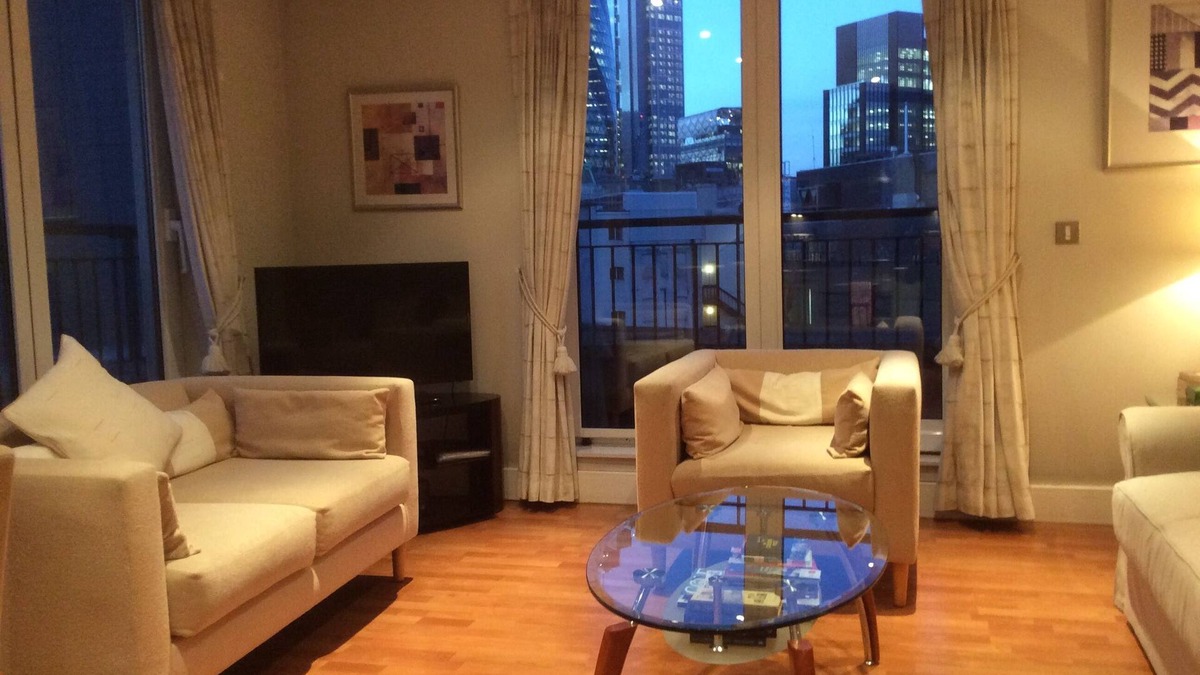 Tower Hill Apartment | Bright Spacious Flat with Balconies 150m from Tower of London