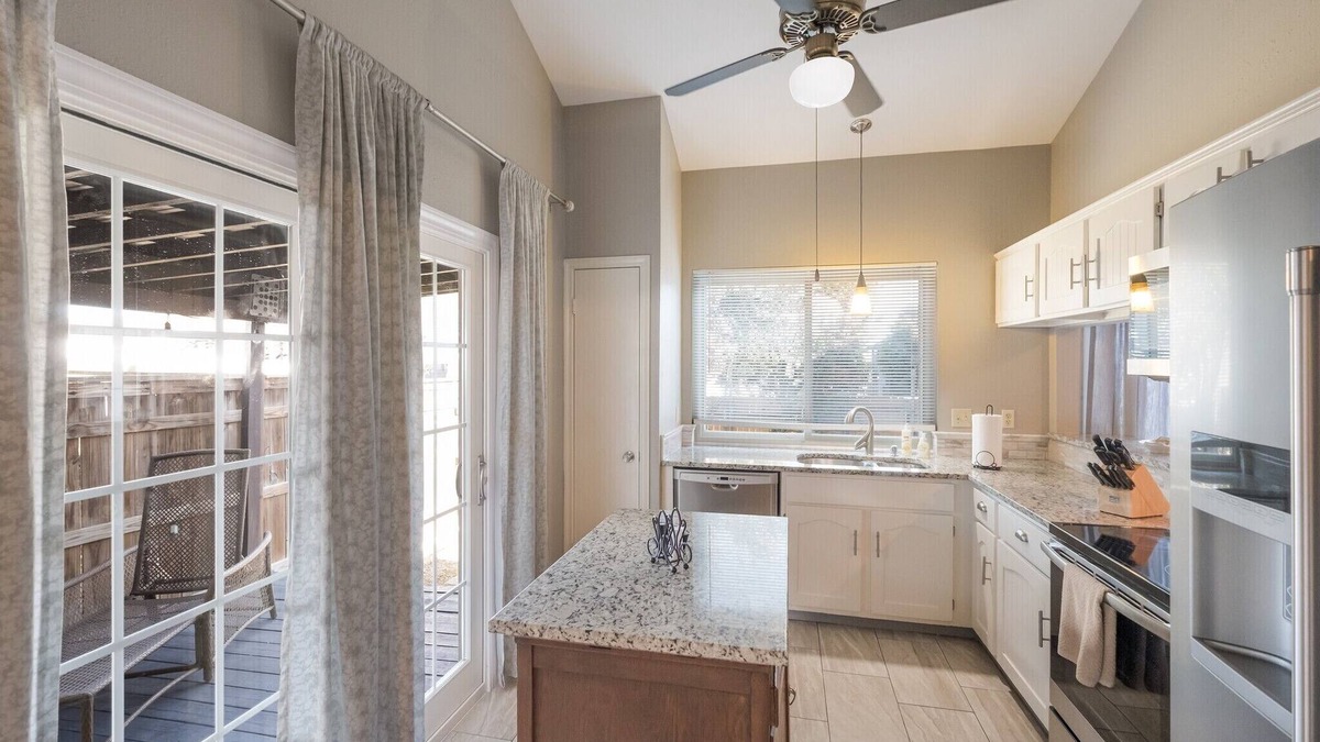 Medical Center District House | Bright Spacious Garden Home by South Texas Medical Center