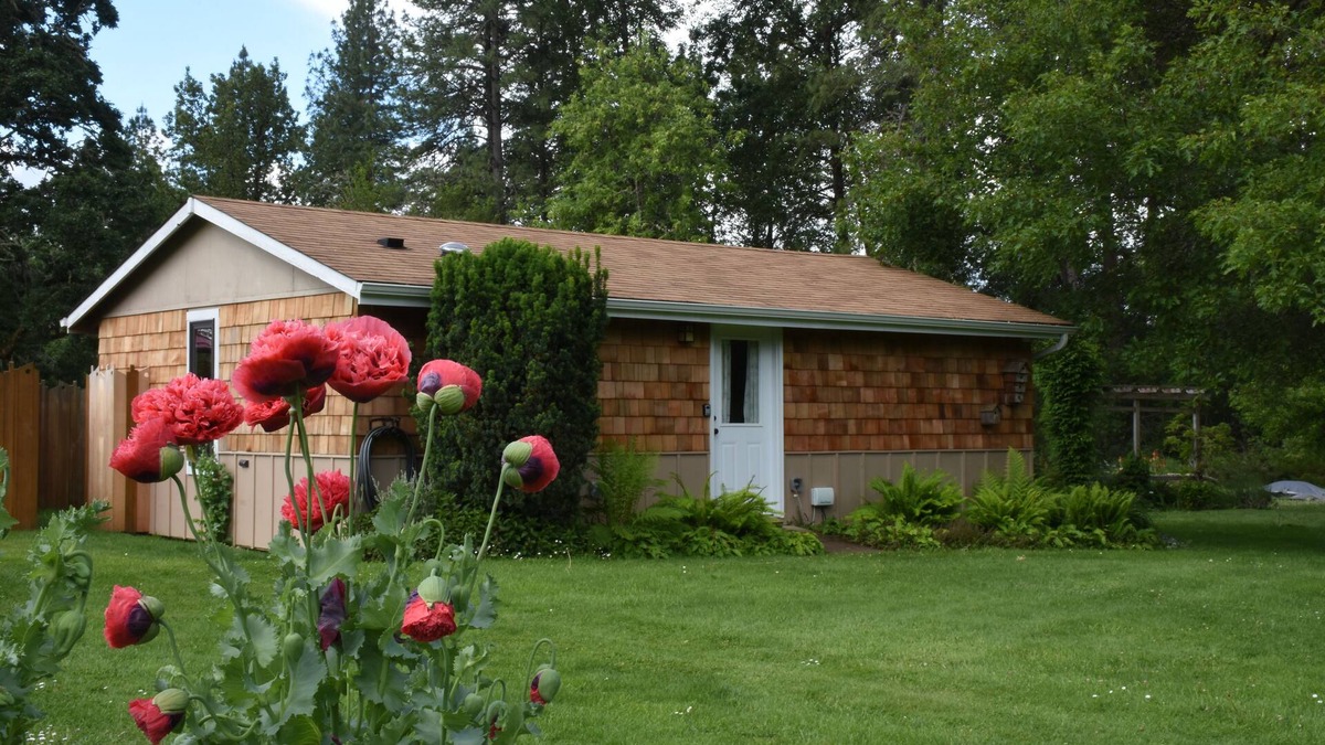 Elmira House | Bright spacious garden cottage 10 mi. west of Eugene. Fully remodeled sleeps 1-6