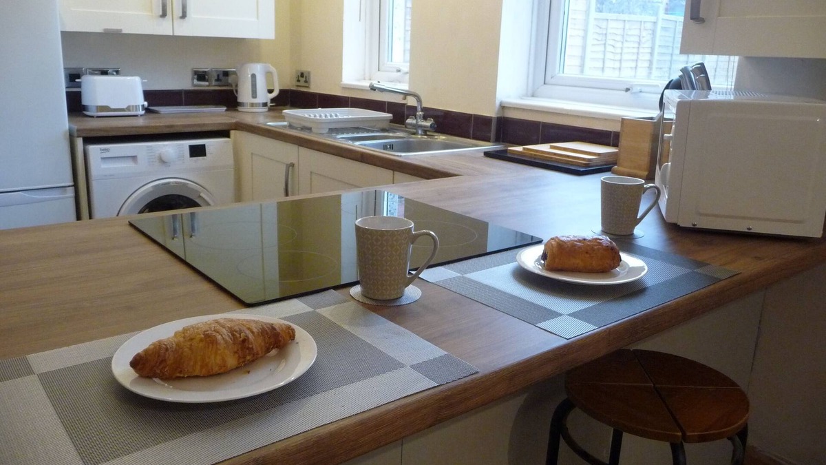 Lower Wick House | Bright spacious home, enclosed garden & parking