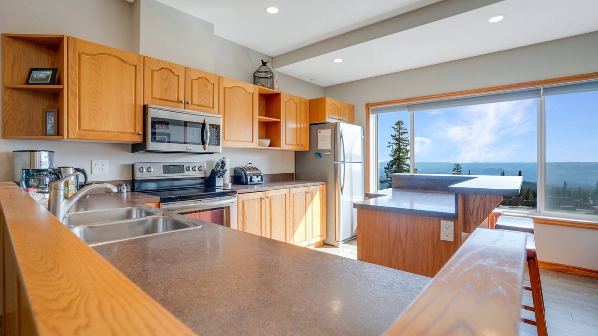 Silver Star Mountain Hotel | Bright & Spacious Property w/Fireplace - Sleeps 13
