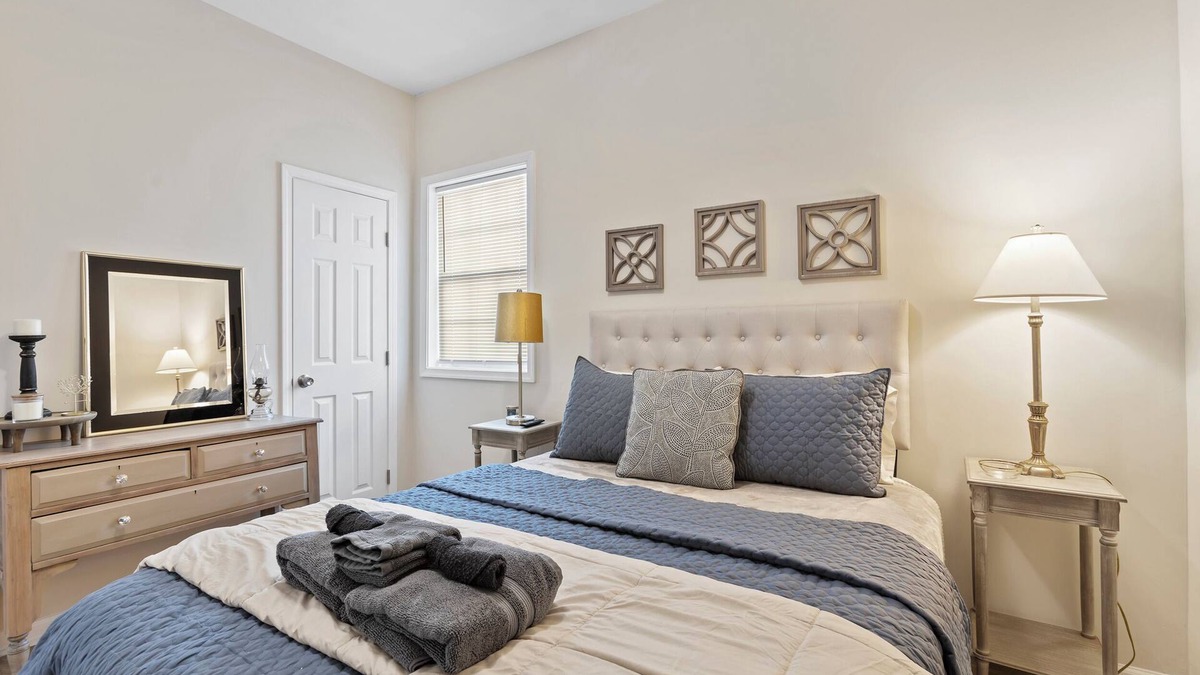 Fredericksburg Apartment | Bright & spacious apartment with room for 6 in the heart of downtown