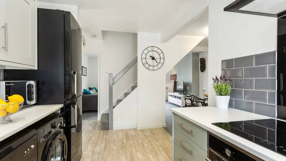 Arnold House | Bright & Spacious with Garden & Parking