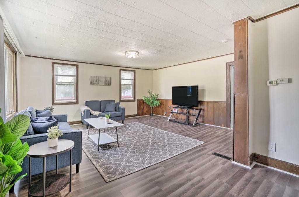 West St. Paul House | Bright St Paul Home with Grill, 3 Mi to Dtwn!