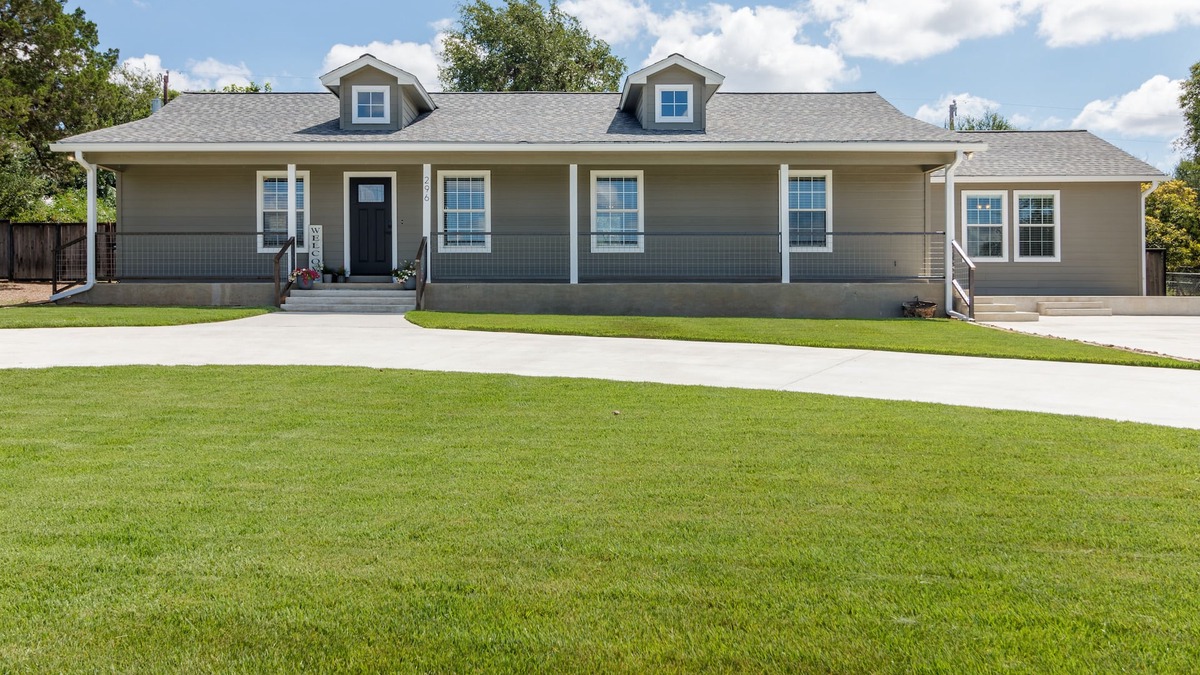 Bandera House | Bright Star - Executive Ranch Style Home in Bandera 3BR+Office