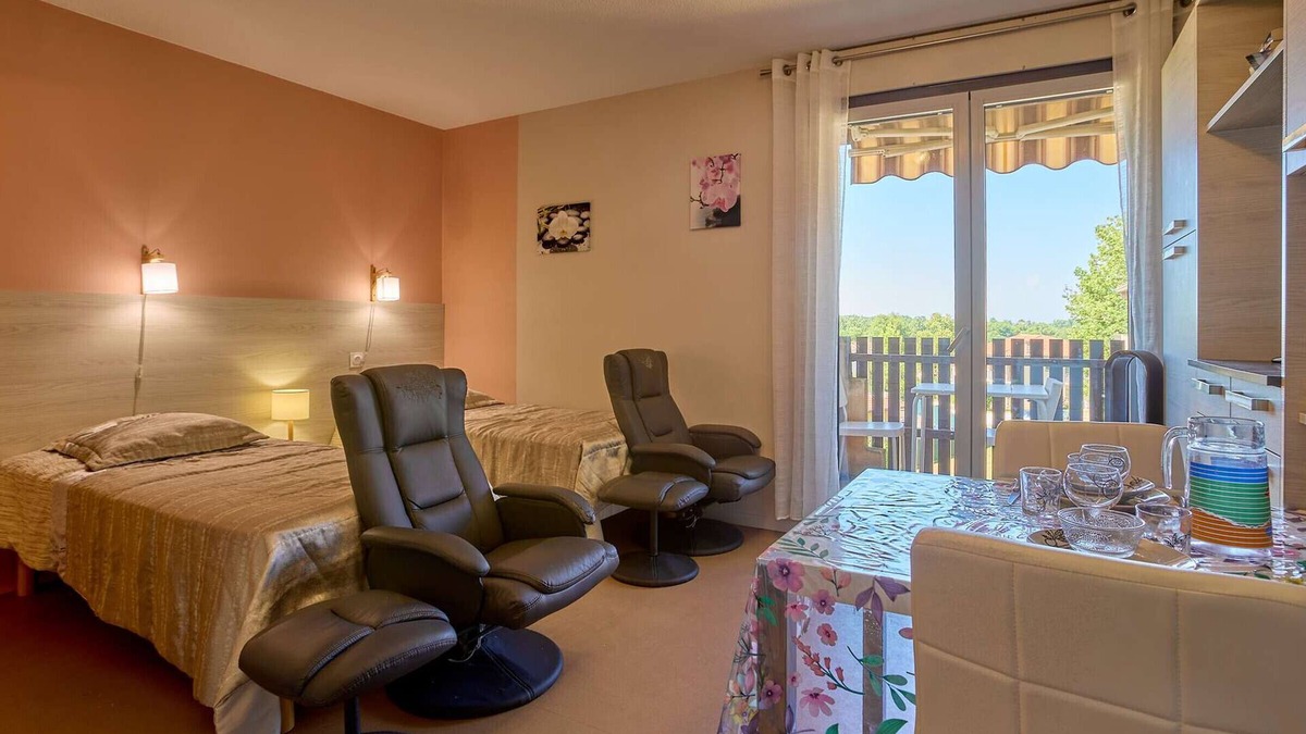 Barbotan-les-Thermes Apartment | Bright studio near Lake Uby with free Wi-Fi