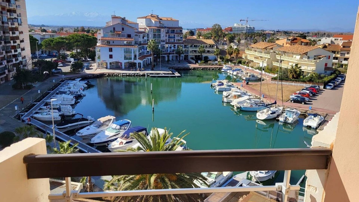 Le Port Apartment | Bright Studio Cabin for 4, Port View, Canet-en-Roussillon