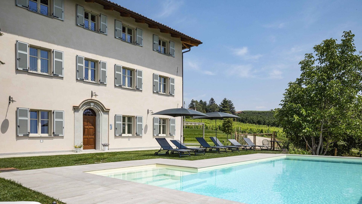 Cherasco Apartment | Bright studio 5 with swimming pool in a period villa in the Barolo area