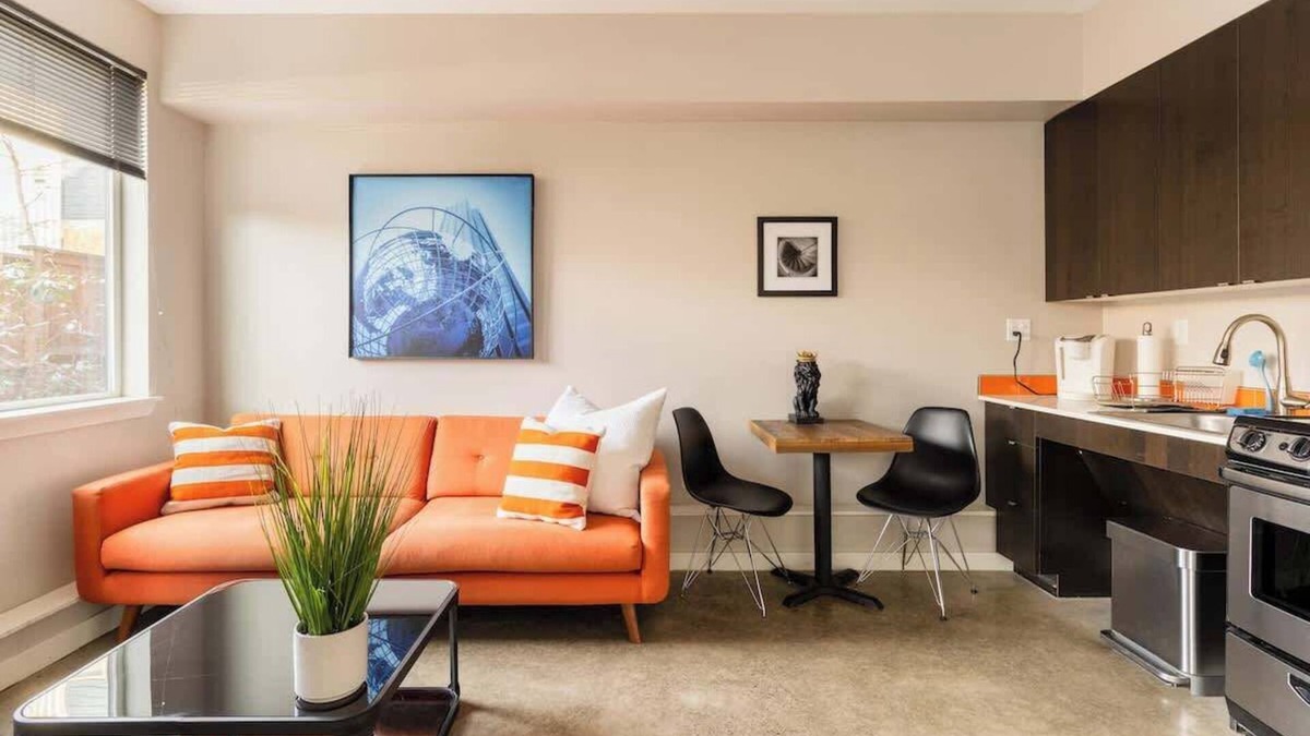 Belmont Apartment | Bright Studio Apartment - Food Carts & Local Shops