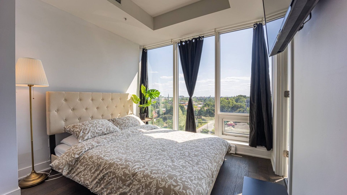 Downtown Montreal Condo | Bright Studio in Luxury Condo Tower with Pool