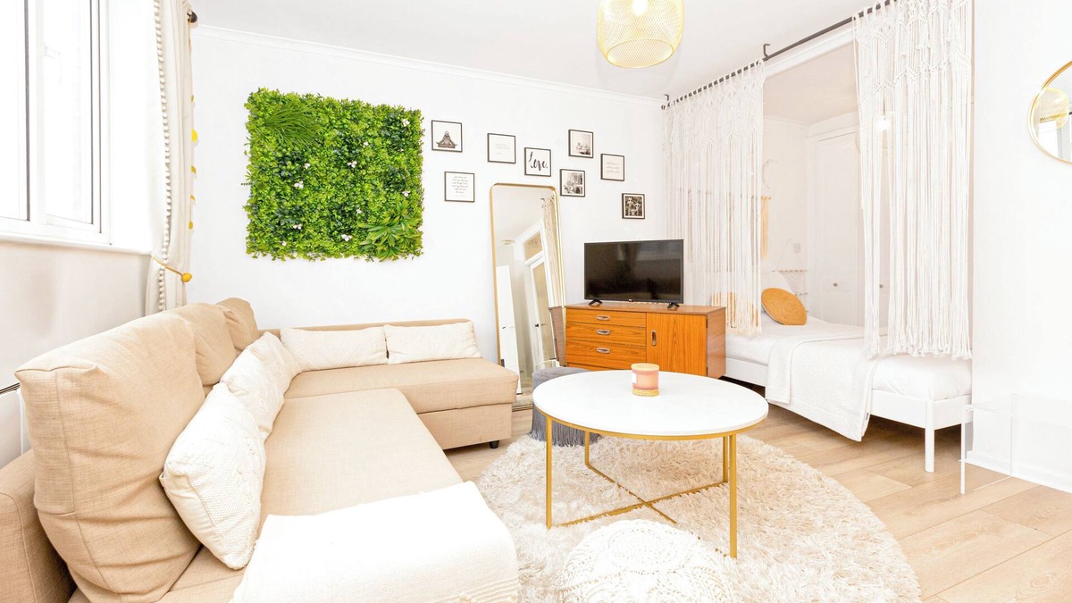 East Putney Apartment | Bright Studio w balcony, Putney, 5min tube