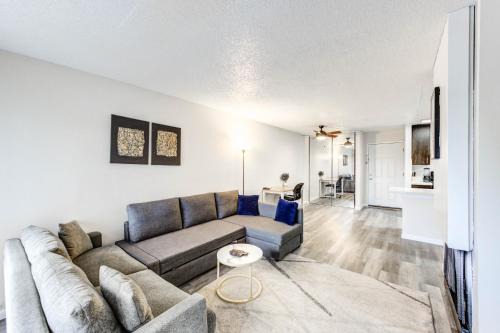 Woodlake - Briar Meadow Apartment | Bright & Stylish 1BR Free WiFi Free Parking