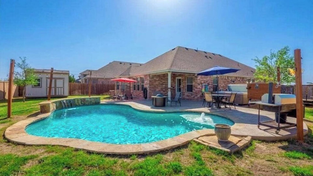 Leander House | Bright Stylish 3 BR Home w/Pool & Hot Tub