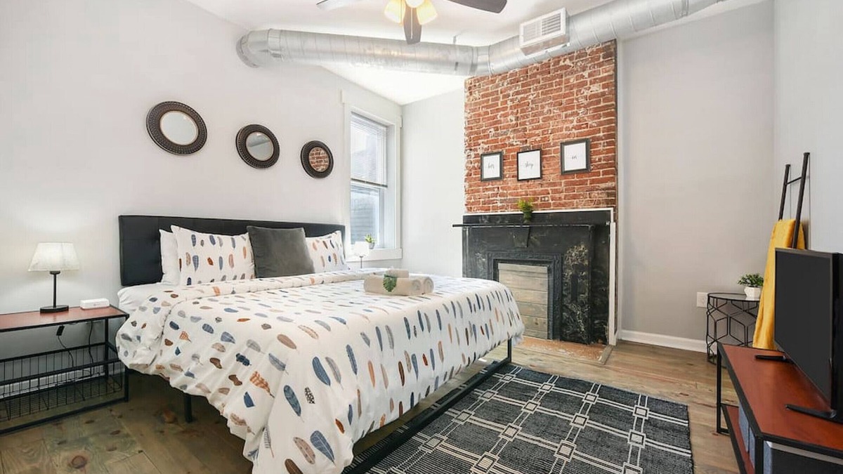 East Allegheny Apartment | Bright & Stylish Apartment with King Bed & Parking
