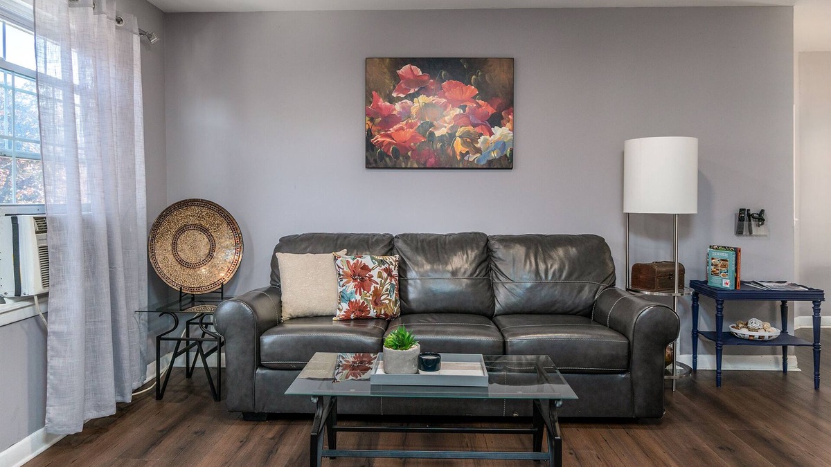 Front Park Apartment | Bright, Stylish Apt. with fire place in ❤ Buffalo