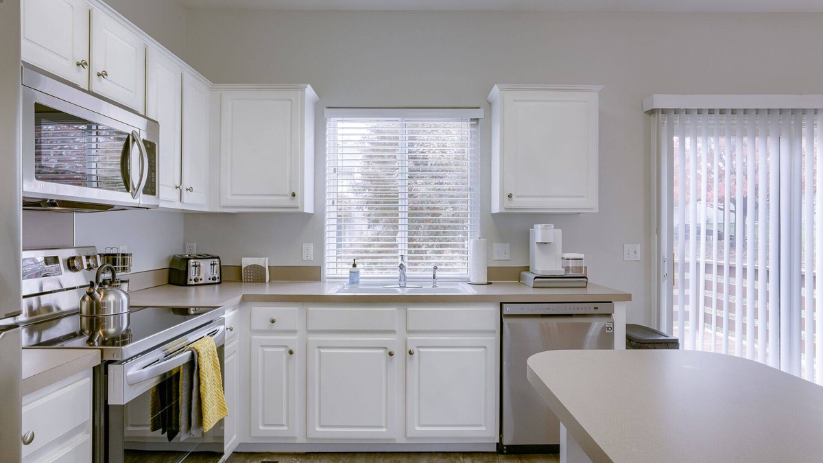 McArdle House | Bright, stylish, clean and close to every convenience!