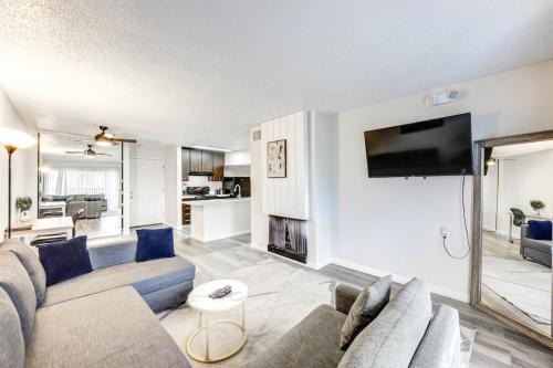 Woodlake - Briar Meadow Apartment | Bright & Stylish Free WiFi Pool Gym Free Parking