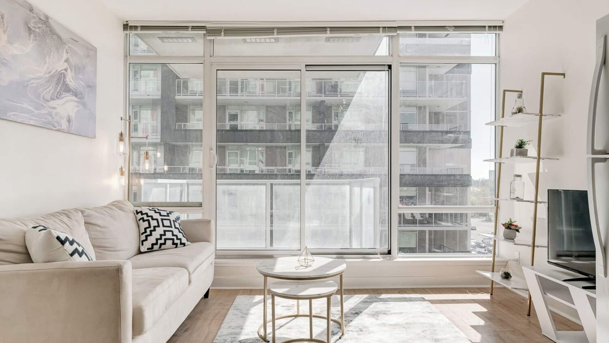 Brentwood Apartment | Bright & Stylish Unit | Gym+ Free UG Parking