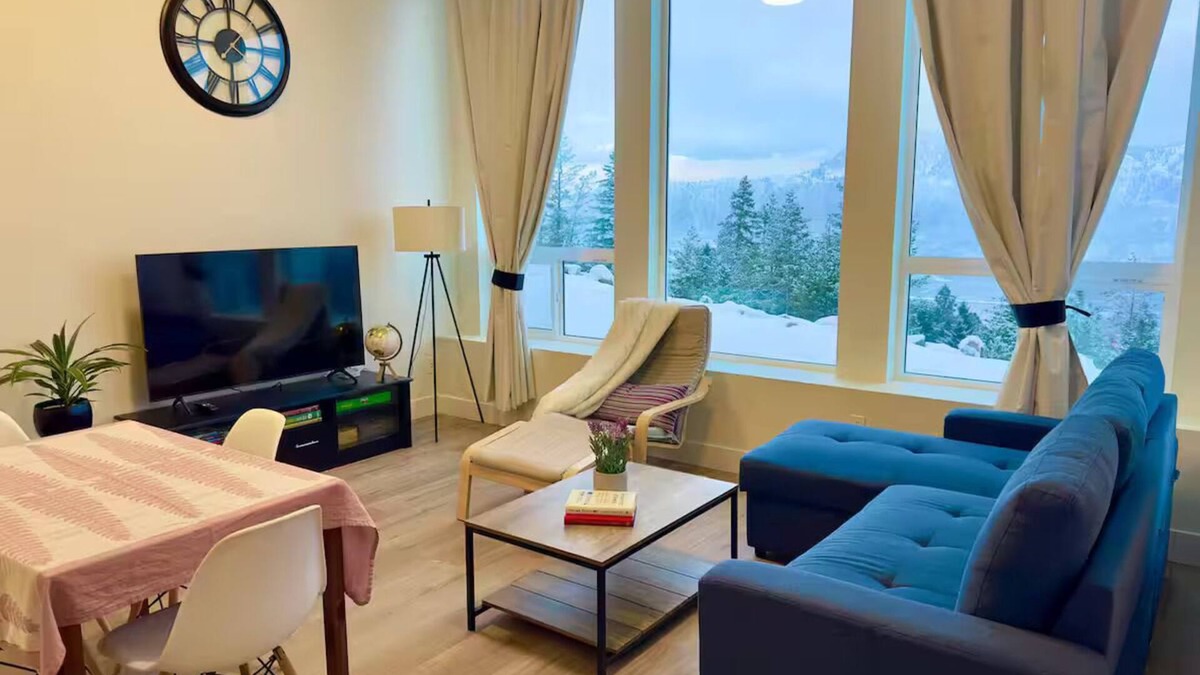 Kamloops House | Bright suite in Juniper with stunning views