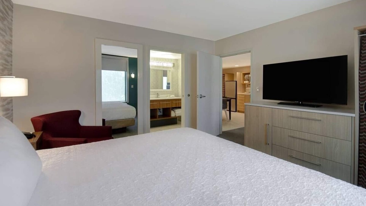 University Hotel | Bright Suite Perfect for Families Near Eastland Lake