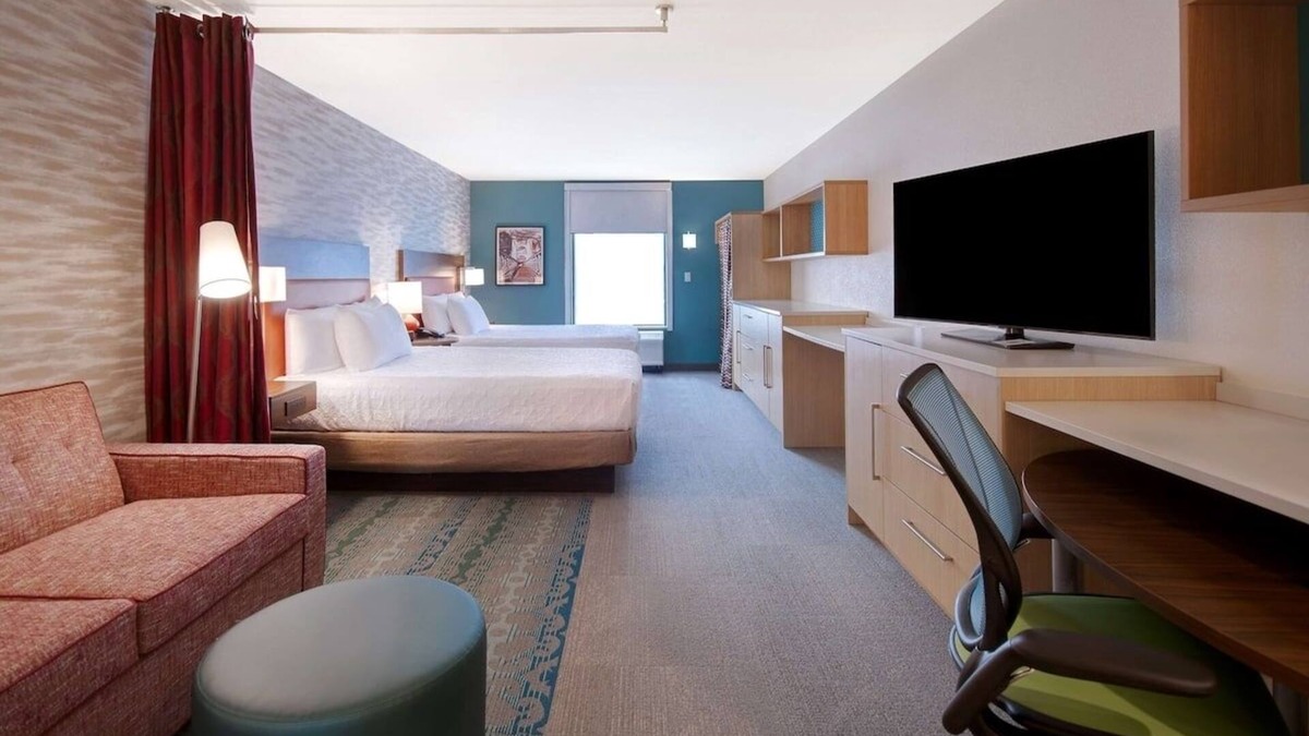 University Hotel | Bright Suite Perfect for Families Near Eastland Lake