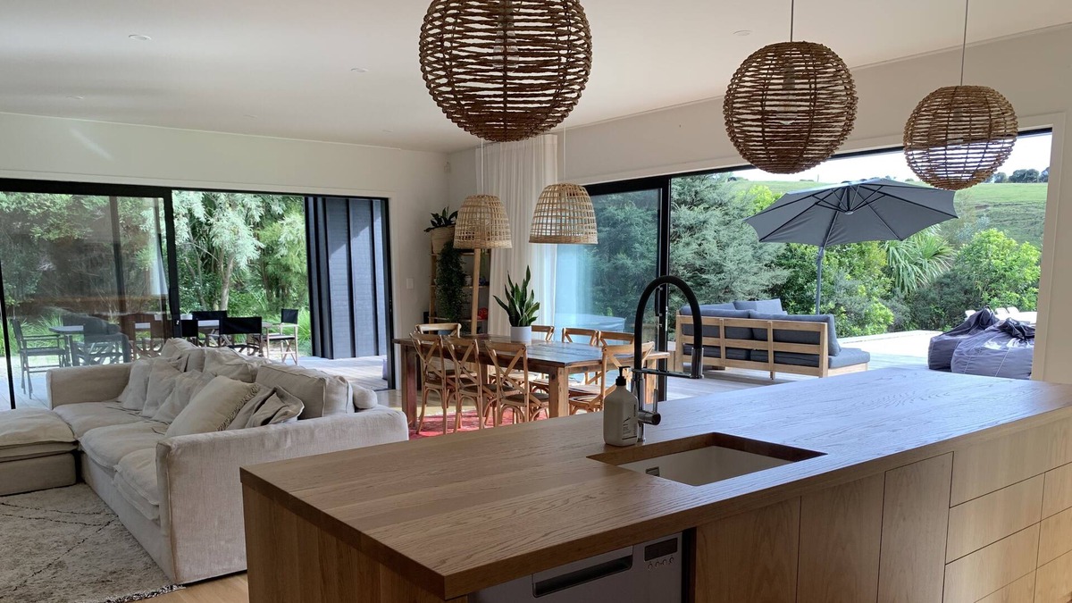 Raglan House | Bright Summer House near the beach with Spa