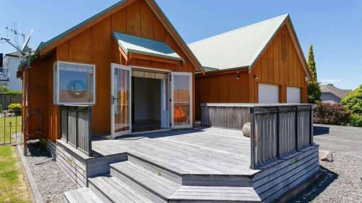 Upper Hutt House | Bright, Sunny Retreat – Walk to Lake & Town!
