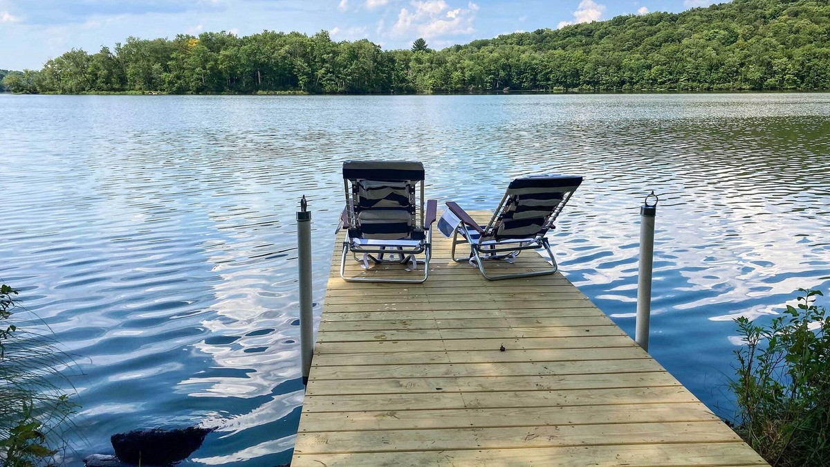 Swan Lake House | Bright Swan Lake Getaway with Hot Tub!