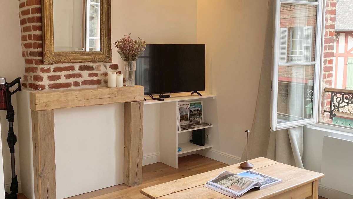 Pont-l'Eveque Apartment | Bright through apartment + parking