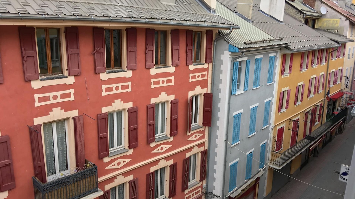 Barcelonnette Apartment | Bright through-apartment for 6 people