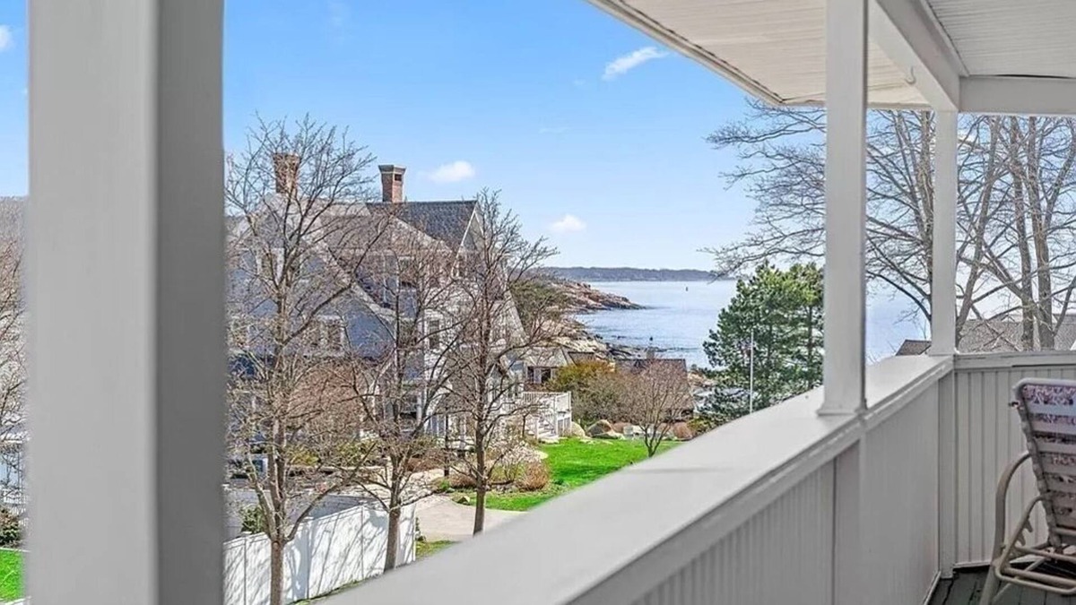 Magnolia Condo | Bright top floor Studio with covered porch and ocean views