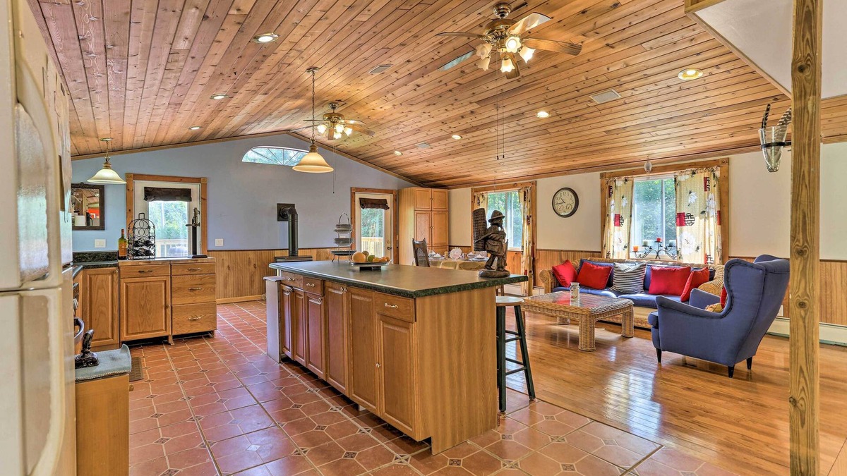 South Kortright Cottage | Bright Tucked-away Cabin w/Furnished Deck + Grill