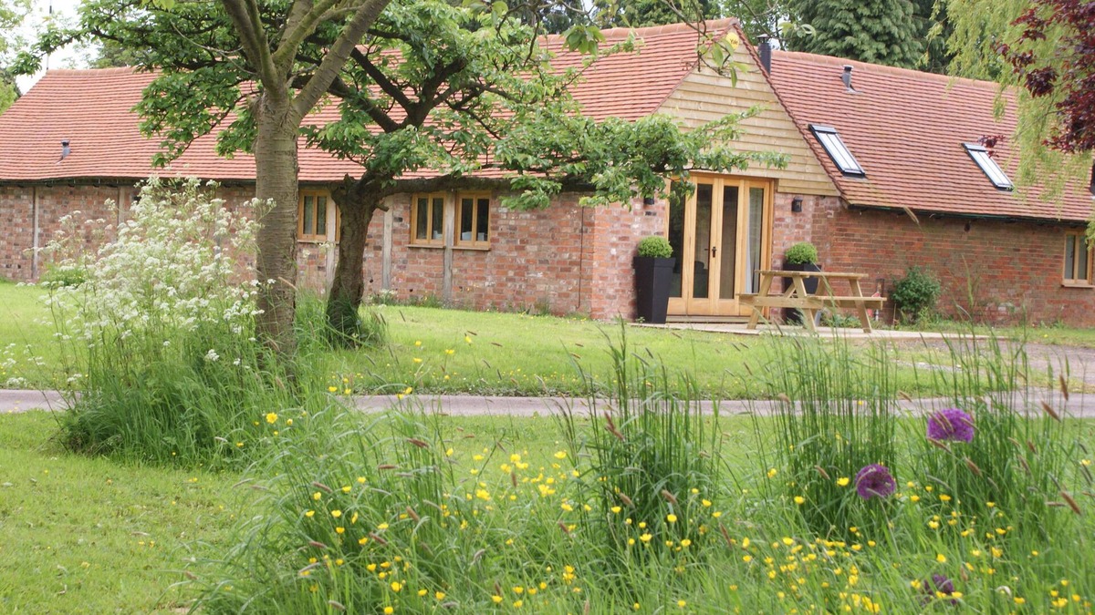 Henley-in-Arden House | Bright two bed cottage in beautiful countryside with log burner.