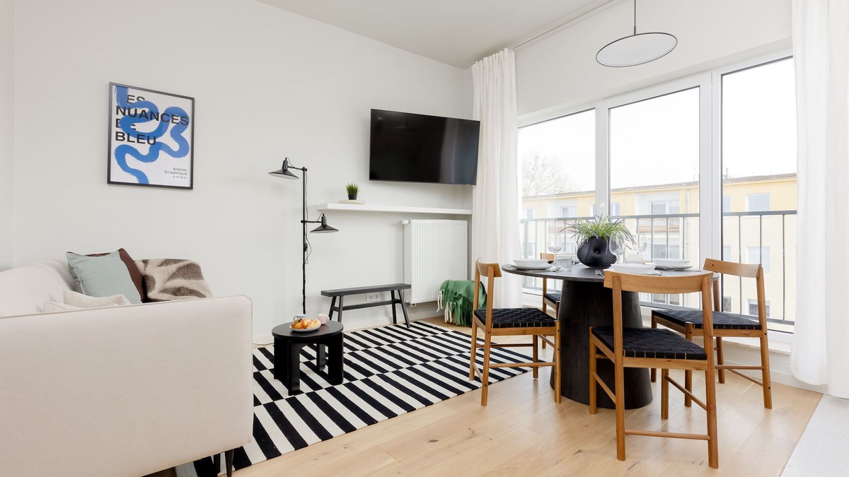 Grochow Apartment | Bright Two Bedroom Apartment by Renters