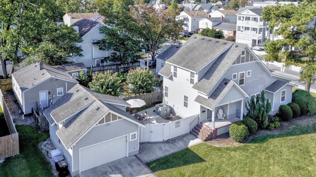 Northeast Virginia Beach House | Bright & Updated 3 BR House by the Boardwalk - Parking, Enclosed Backyard, Dedicated Workspace, WiFi