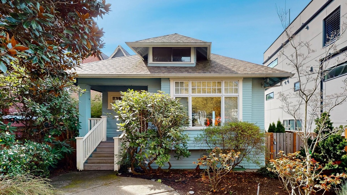 Green Lake House | Bright, updated duplex with rear garden & Green Lake around the corner