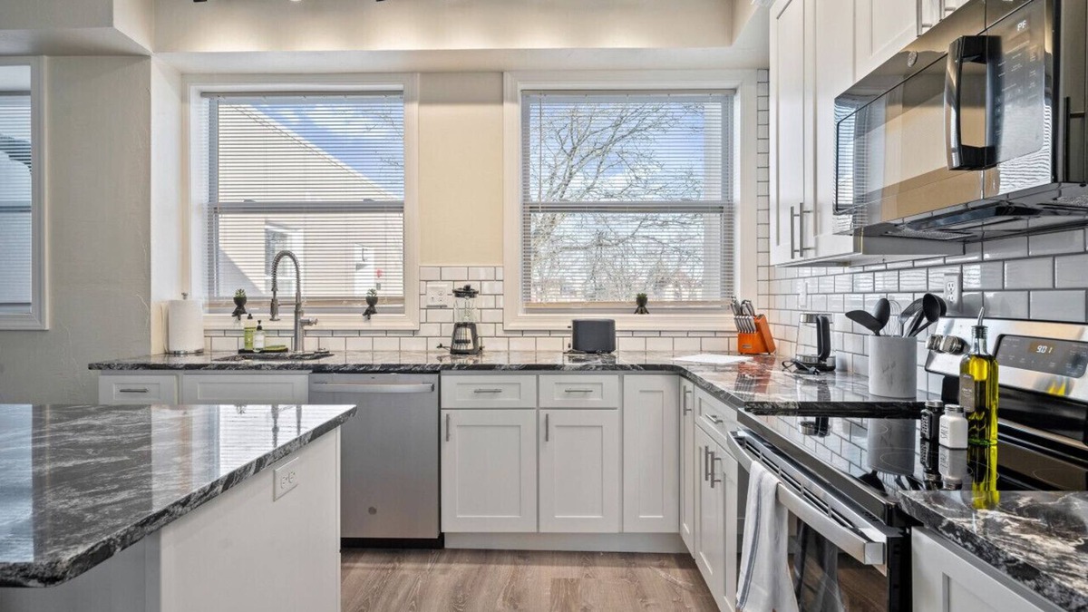 East Liberty Apartment | Bright & Upscale|King Bed|Free Parking w/Workspace