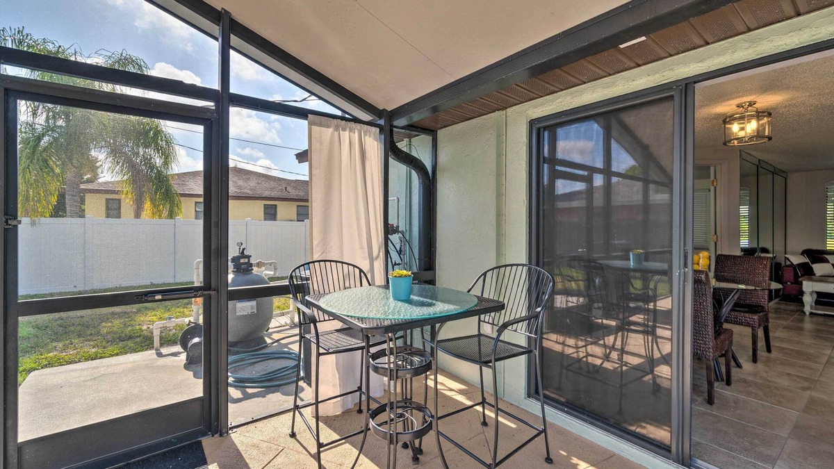 South Venice Cottage | Bright Venice Home w/Yard < 4 Miles to Beach!