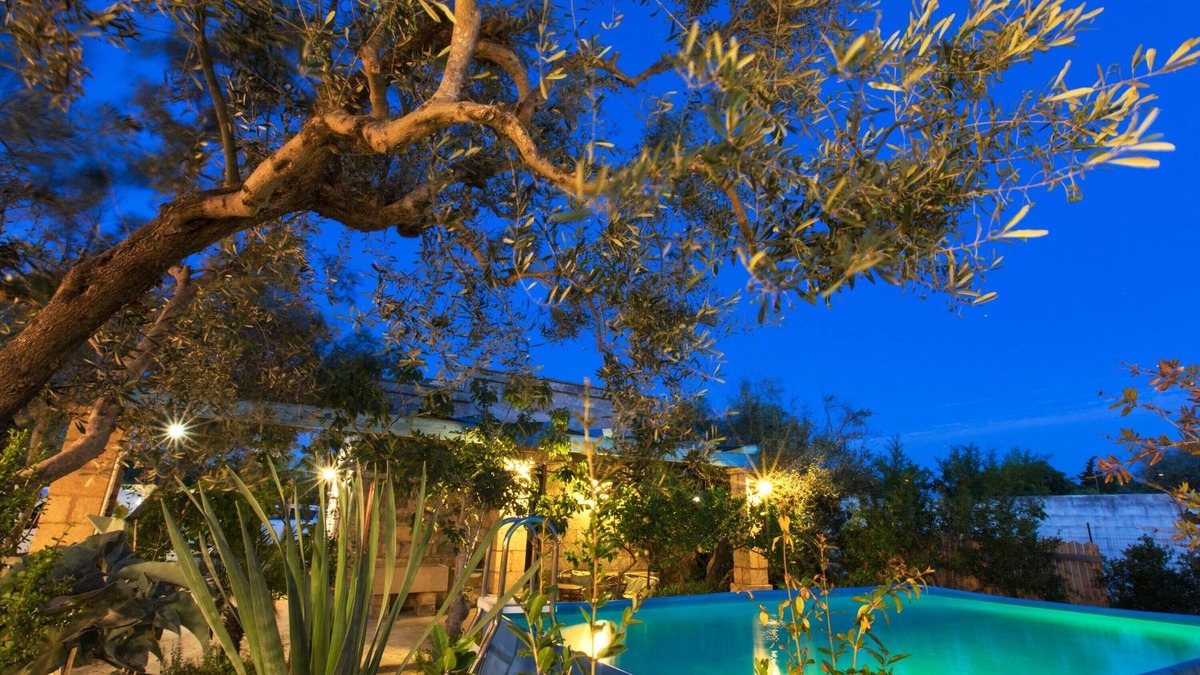 Torre Suda Villa | Bright villa with swimming pool surrounded by greenery near the sea