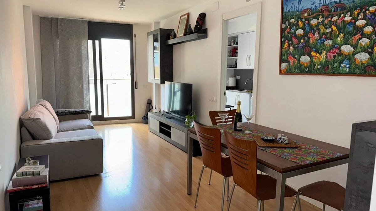 Cornella de Llobregat Apartment | BRIGHT WITH ELEVATOR AND GARAGE. SUBWAY, STREETCAR, TRAIN, BUS. IDEAL FOR EXECUTIVES.