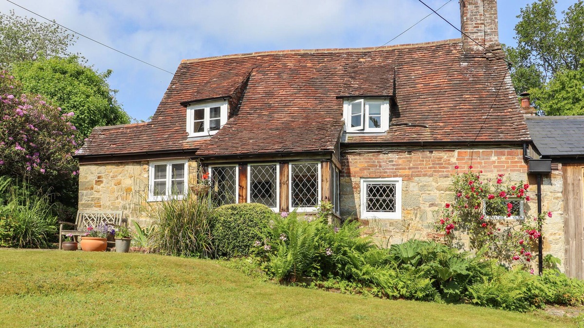 Robertsbridge Cabin | BRIGHTLING COTTAGE, pet friendly in Netherfield, East Sussex