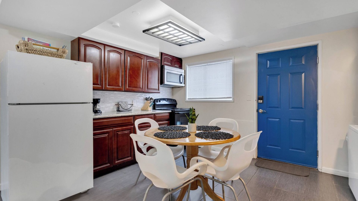 Brighton House | Brighton Retreat - Walk to Metro